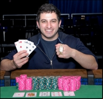 Phil Galdond získává náramek v pot limit omaze na WSOP
