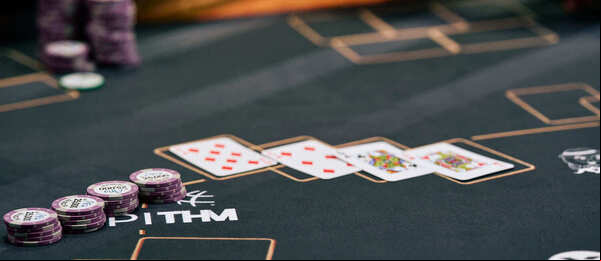 Karty a chipy při PGT Mixed Games na PokerGO.com