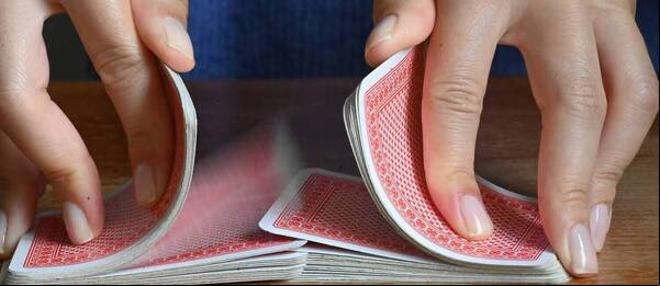 V pokerovém balíčku je 52 karet 