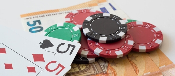 Co je to side bet, prop bet a crossbooking v pokeru?