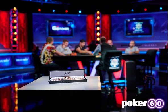 Finálový stůl pokerového turnaje World Series of Poker, vítěz vyhrává zlatý náramek