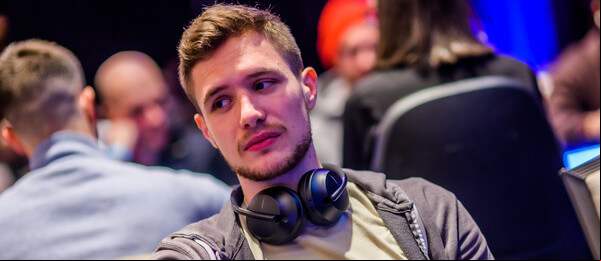 Roman Hrabec je chipleader po dni 3 v Main Eventu EPT London 2022