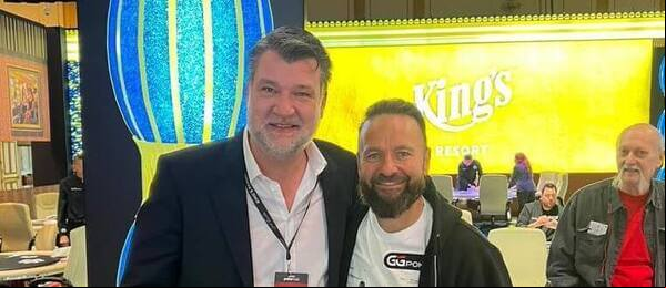 Negreanu s šéfem týmu, který se podílel na realizaci King's Lounge v Las Vegas