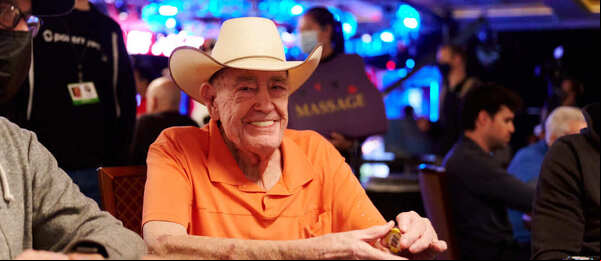 Doyle Brunson během Main Eventu WSOP 2021 na POkerGO.com