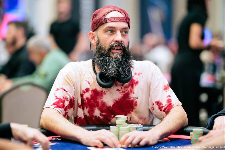 Jose Gonzalez Sanchez byl během EPT Main Eventu vysvobozen floormanem