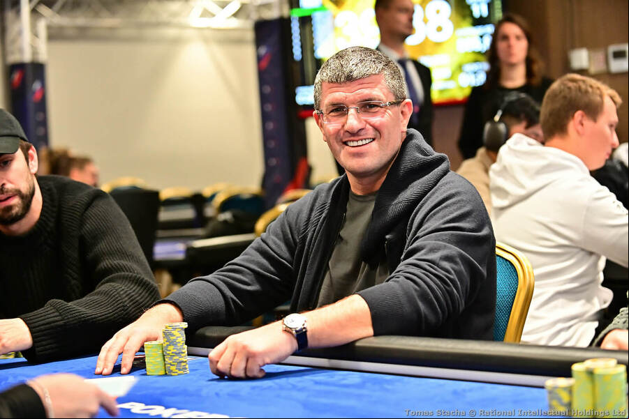 Leon Tsoukernik pořádá výstavu obrazů ze své soukromé sbírky
