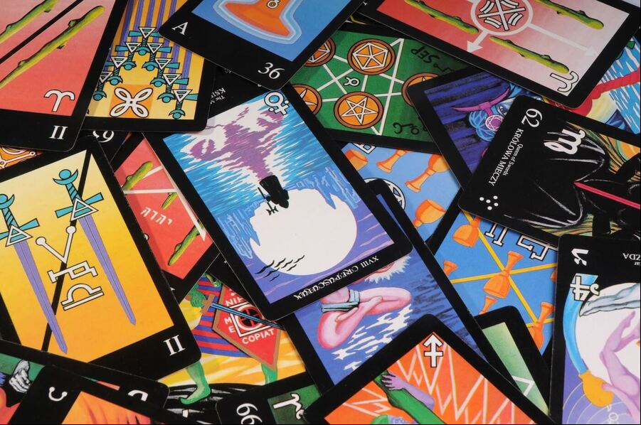 Tarot není jen o výkladu a věštění, je také karetní hrou