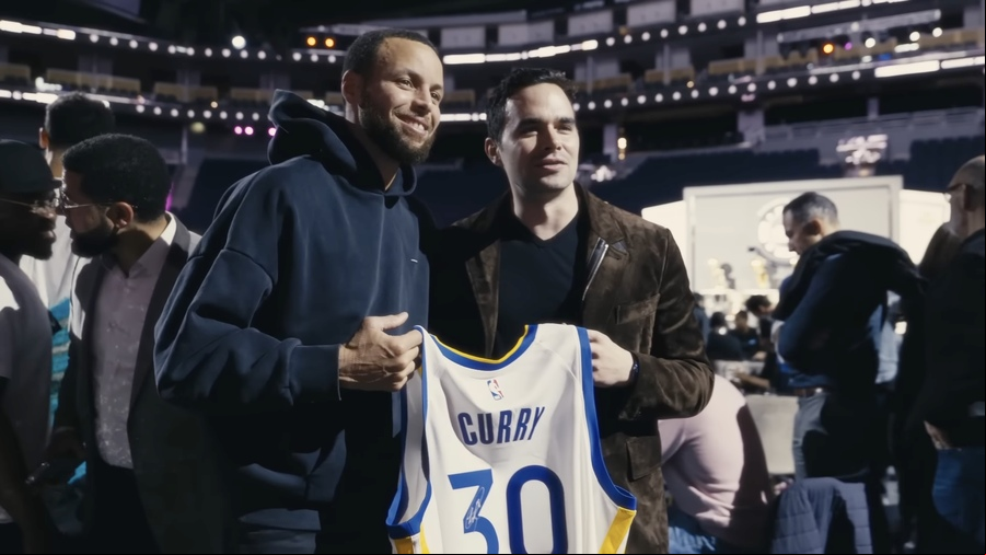 Stephen Curry (vlevo) a Alan Keating na hřišti Golden State Warriors