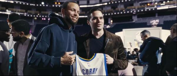 Stephen Curry (vlevo) a Alan Keating na hřišti Golden State Warriors
