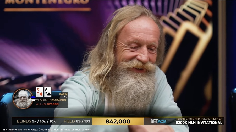 Vladimir Korzinin opět bavil TV diváky během Day 2 Triton Invitational turnaje